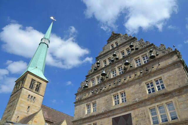 Marktkirche (links) und Hochzeitshaus mit Glockenspiel (Foto: Katja Woidtke)
