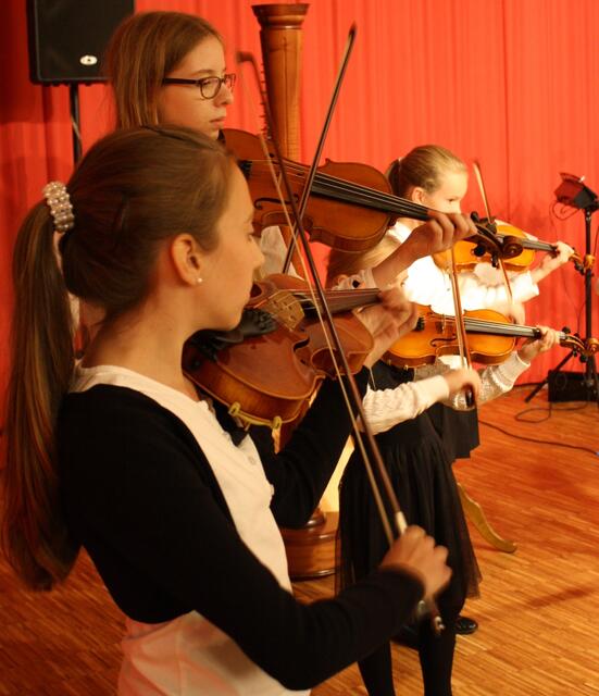 Das Violinensemble der Sing- und Musikschule Neusäß spielte zum Festakt.