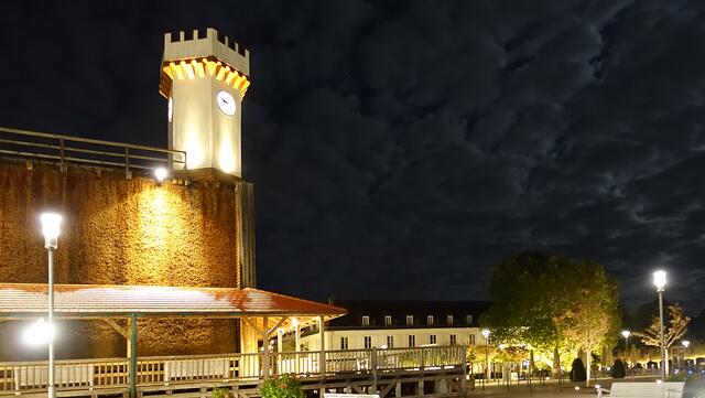 20.47 Uhr, Ende des fotografischen Streifzugs: Das Uhrenturm-Gradierwerk mit Überdachung, Terrasse und Armbecken erfüllt die Erfordernisse eines Freiluft-Inhalatoriums. Foto: Helmut Kuzina