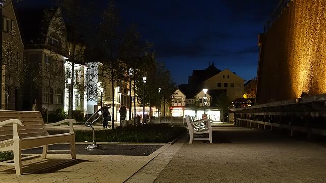 Die neugestaltete Parkstraße, rechts das Gradierwerk am Rosengarten. Foto: Helmut Kuzina