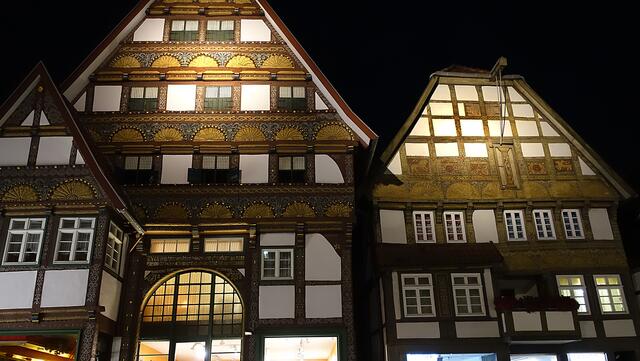 Die Innenstadt weist noch immer eine größere Anzahl zumeist giebelständiger und reich beschnitzter Fachwerk-Dielenhäuser des 16. und 17. Jahrhunderts auf, so in der Fußgängerzone in der Langen Straße 3 (1590) und Lange Straße 5 (1650). Foto: Helmut Kuzina