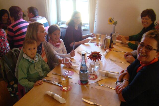 Es blieb noch viel Zeit übrig zur persönlichen Unterhaltung der anwesenden Mitglieder der großen Familie, die durch wiederholten Besuch der Familientage einander immer näher rücken, auch wenn die direkte „Verwandtschaft“ weit auseinander geht.