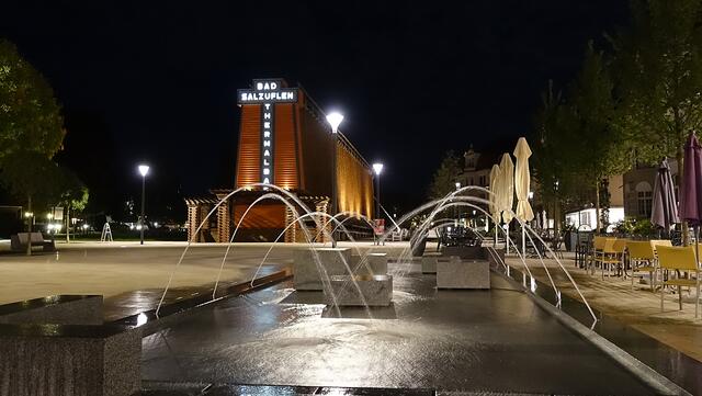 Der neue Fontänenbrunnen vor dem Gradierwerk, ein viel bewundertes Wasserspiel am Schliepsteiner Tor. Foto: Helmut Kuzina