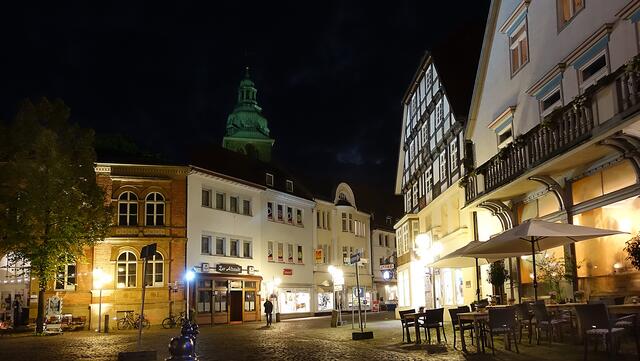 Hoch über dem Marktplatz liegt die ehemalige Stadtkirche, heute die Kirche der evangelisch-reformierten Gemeinde. Foto: Helmut Kuzina