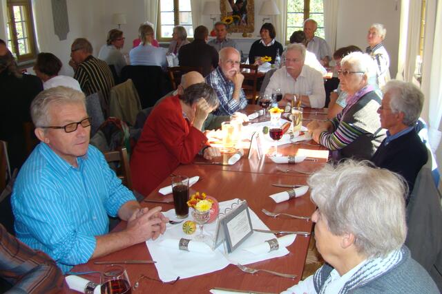 Es blieb noch viel Zeit übrig zur persönlichen Unterhaltung der anwesenden Mitglieder der großen Familie, die durch wiederholten Besuch der Familientage einander immer näher rücken, auch wenn die direkte „Verwandtschaft“ weit auseinander geht.