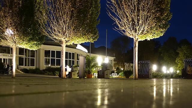 In den Abendstunden wirken die von unten beleuchteten Linden des Kurparks ziemlich fantastisch. Foto: Helmut Kuzina