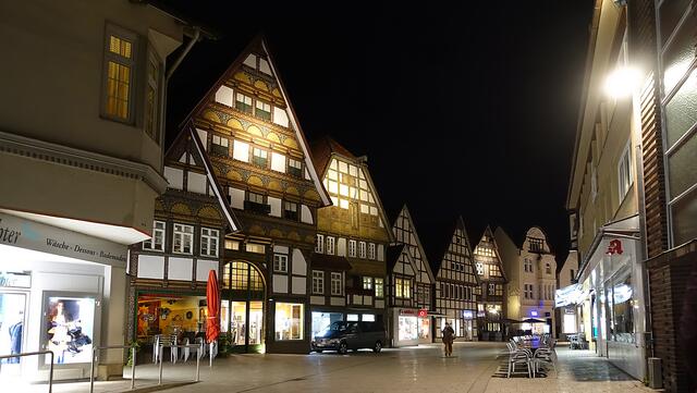 Der Rückweg führt vom Salzhof in die Fußgängerzone der Langen Straße. Die Fachwerkhäuser aus dem 17. Jahrhundert verbreiten in der Fußgängerzone ein besonderes Flair. Foto: Helmut Kuzina