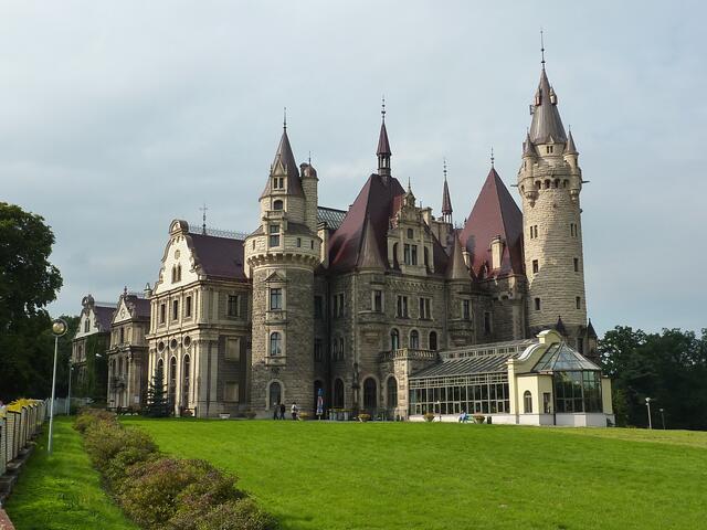 Schloss Moschen in meiner Oberschlesischen Heimat. Es wurde von Graf Tiele Winkler, einem der reichsten Grundbesitzer seiner Zeit in Oberschlesien erbaut. Das bsondere dieses Schlosses sind seine 96 Türme, Türmchen, und sein riesiger Park.