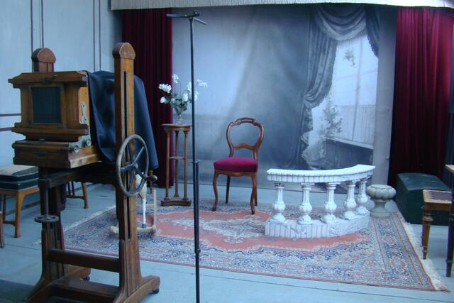 Porträtstudio mit Studiokamera, Leinwandkulisse und Requisiten im Fotoatelier Hofmann – eine der zahlreichen Attraktionen des Freilichtmuseums.