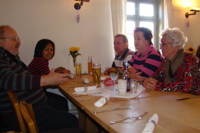 Es blieb noch viel Zeit übrig zur persönlichen Unterhaltung der anwesenden Mitglieder der großen Familie, die durch wiederholten Besuch der Familientage einander immer näher rücken, auch wenn die direkte „Verwandtschaft“ weit auseinander geht.
