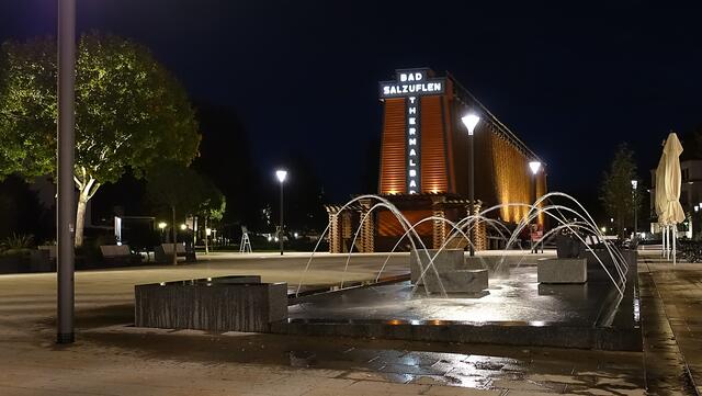 Das Gradierwerk am Rosengarten, im Vordergrund der Fontänenbrunnen. 1945 wurde in Bad Salzuflen die Salzgewinnung eingestellt. Seither rieselt die Sole über die hohen Schwarzdornwände und zerstäubt zu feinstem Nebel. Foto: Helmut Kuzina