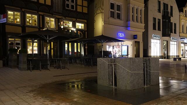 Am Geysir-Brunnen in der Langen Straße. Foto: Helmut Kuzina