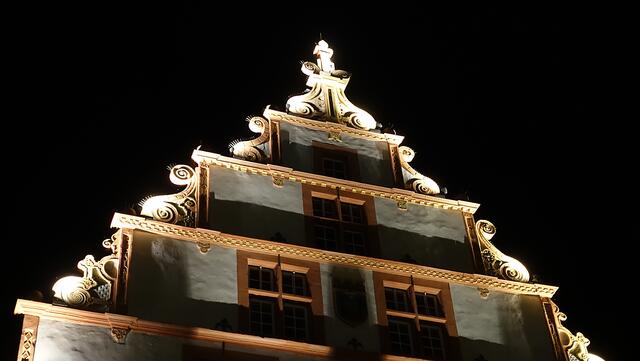 Das im Stil der Renaissance gestaltete Giebeldreieck des Rathauses entstand in den 1580er Jahren. Foto: Helmut Kuzina