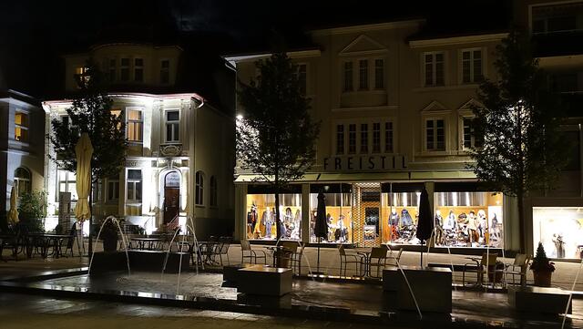 In der Fußgängerzone der Parkstraße, im Vordergrund der neue Fontänenbrunnen. Foto: Helmut Kuzina