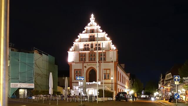 Ein Highlight der historischen Altstadt von Bad Salzuflen mit den prachtvollen Bauten aus der Zeit der Weserrenaissance ist das Alte Rathaus am Marktplatz. Foto: Helmut Kuzina