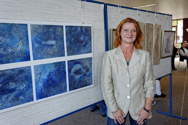 Dreidimensionale Acrybilder gestaltet Perdita Schrenk mit Kaffeepulver.