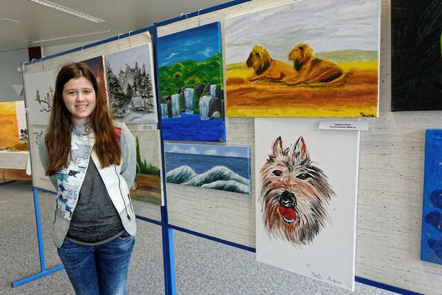 Die 15jährige Julia Henkel präsentierte als talentierte Nachwuchskünstlerin des Kunstkreises Lechfeld mehrere Werke.