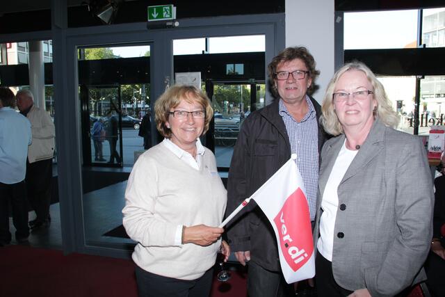 Jubilarin Christel Buhr (re) mit ihrem Ehemann wird begrüßt durch Helga Laube-Hoffmann.