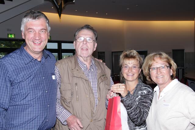 Jubilar Hans Werner Buchholz. Gratulanten: Dirk Kühn Martina Buchheim und Helga Laube-Hoffmann vom Ver.di Ortsverein Lehrte/Sehnde