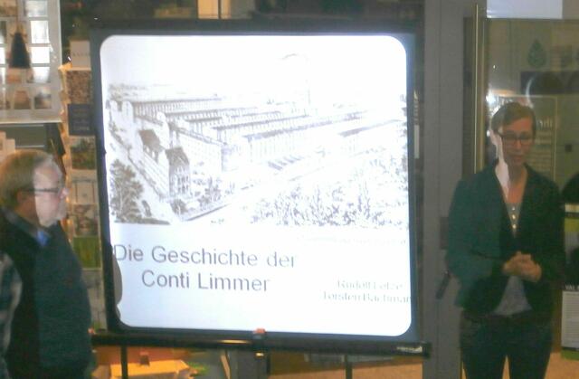 Buchhandlung Decius: Links Rudolf Lotze, rechts Manuela Banse, die die Teilnehmer der Veranstaltung begrüßt.