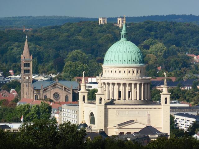 Nikolaikirche mit der katholischen Kirche Peter und Paul links dahinter, im Hintergrund der Pfingstberg, mit 76 Metern eine der höchsten Erhebungen Potsdams und vor allem bekannt durch sein Belvedere, das Friedrich Wilhelm IV bauen ließ