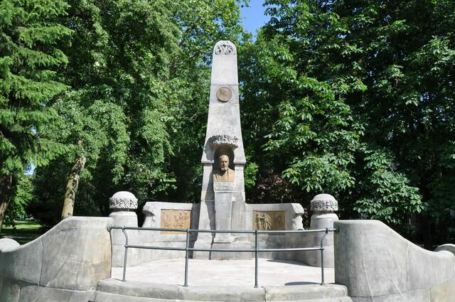 Denkmal für den Gründer der Wahrendorffschen Kliniken in Ilten (Burgdorfer Land)