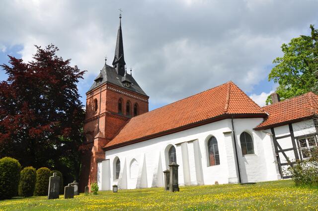 Die historische Kirche St. Georg an der Wedemarkstraße in Mellendorf (Burgdorfer Land)
