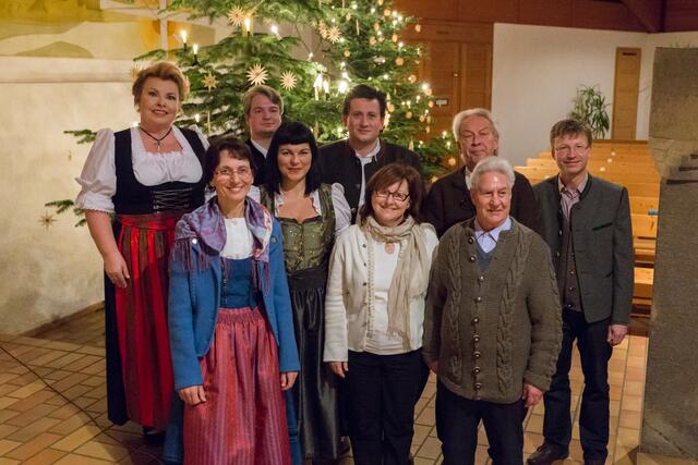 Heimat bedeutet, gemeinsam eine gute Idee auf den Weg bringen - Neusässer Musiker und Vorleser Gerhard Gentner gestalten die Weihnachtsgeschichte "Heilige Nacht" von Ludwig Thoma in St. Raphael in Steppach. Der Erlös ging an die Hospiz-Gruppe Albatros.