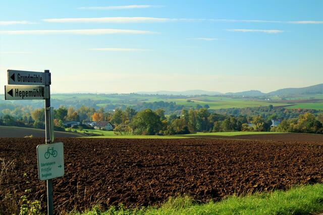 Am Parkplatz: Blick übers Edertal nach Altwildungen