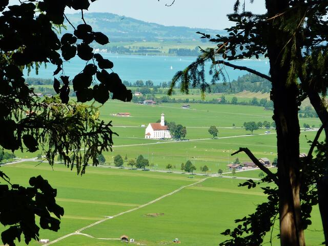 Blick von Schloss Neuschwanstein auf St Coloman im Schwangauer Tal.