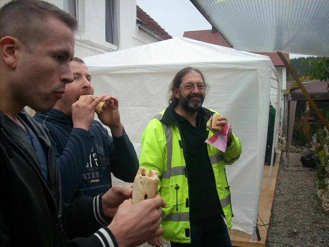 Die Bratwurst gleich in die Semmel...