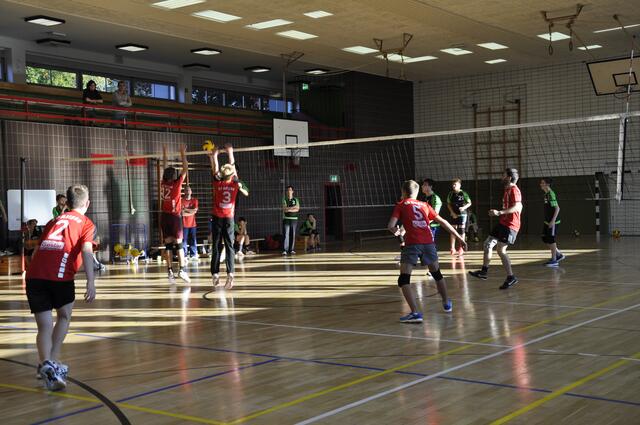 Die Spieler hatten tüchtig mit den schlechten Lichtverhältnissen in der Halle zu kämpfen und blinzelten in die Sonne.