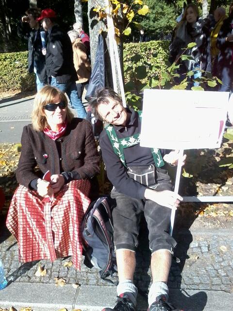 Ein interessantes Paar mit selbsgemaltem Schild aus Bayern