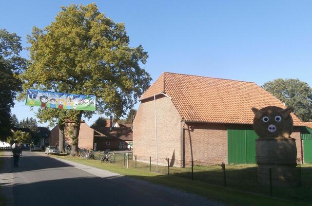 Festmeilenbeginn, rechts der Meyerhoff-Hof.