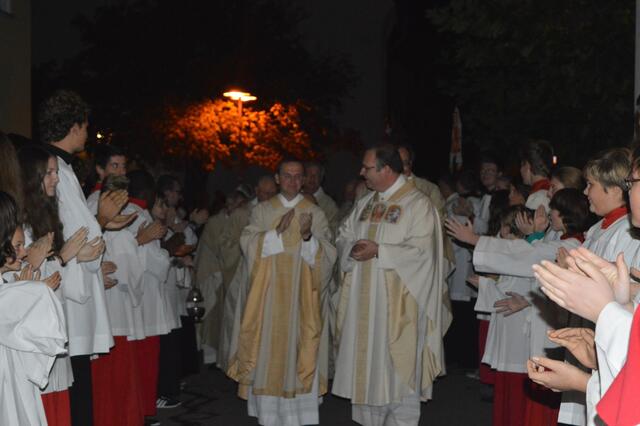 ein Spalier der Ministranten aus Meitingen, Langenreichen und Herbertshofen