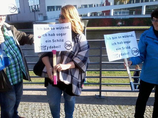Jetzt kann man auch die Schildinschrift lesen (hier Serienfertigung)