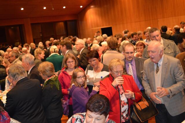 jung und alt waren zu Gast bei der Amtseinführung