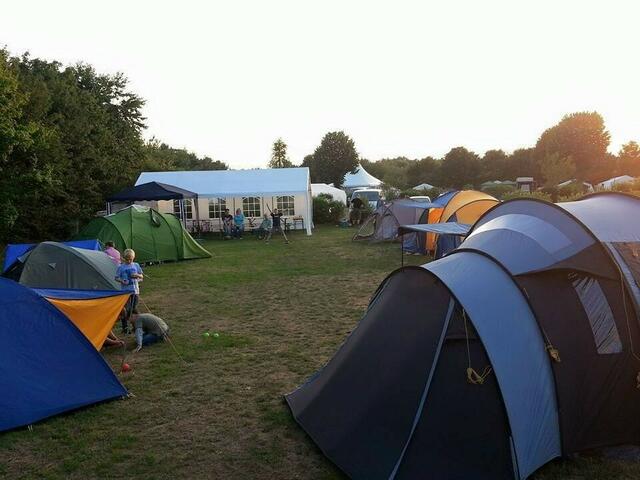 Lagerplatz mit Speisesaal und Unterkünften