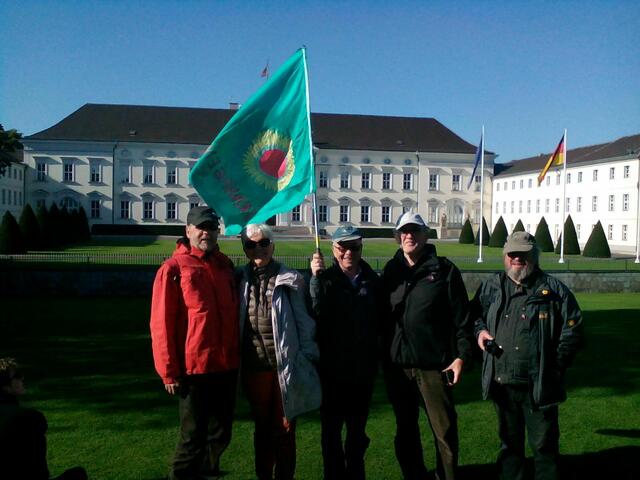 vor dem Schloss Bellvue, Amtssitz des Bundespräsidenten