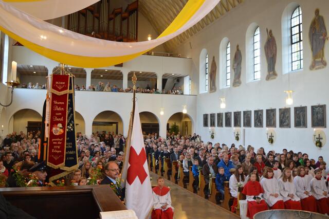 die Sitzplätze haben in der St. Wolfgang-Kirche nicht gereicht, manch Gläubiger musste stehen