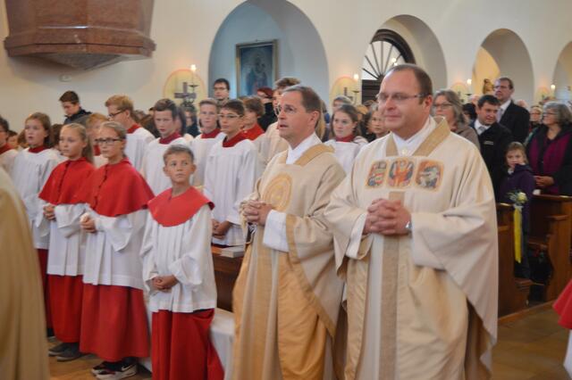das Ende des feierlichen Einzuges waren Dekan Schneider und Pfarrer Gerhard Krammer