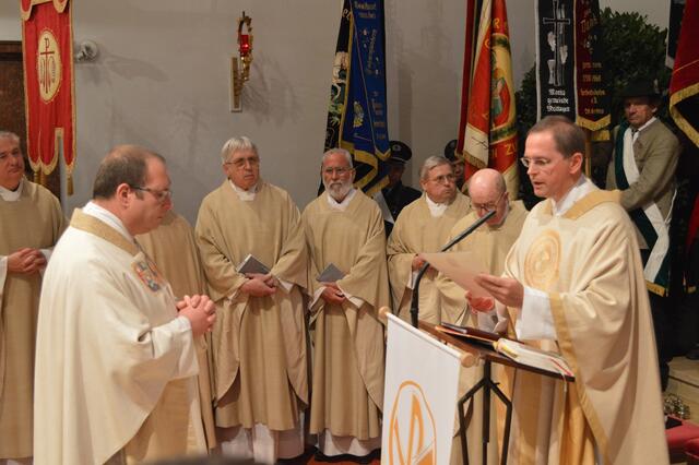 das Verlesen der bischöflichen Ernennungsurkunde durch Dekan Schneider
