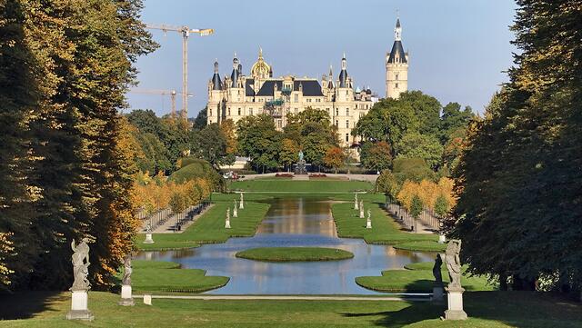 Gestaltet wurde der Schlossgarten nach Entwürfen von Peter Joseph Lenné (1840/42) und Plänen des Schweriner Gartenbaudirektors Theodor Klett (1850/1851). Foto: Helmut Kuzina
