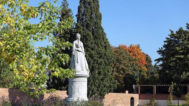 Das kolossale Marmorstandbild erinnert an die Großherzogin Alexandrine (1803 - 1892). Foto: Helmut Kuzina Foto: Helmut Kuzina