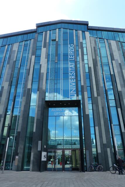 Moderner Eingang zur neuen Universität Leipzig