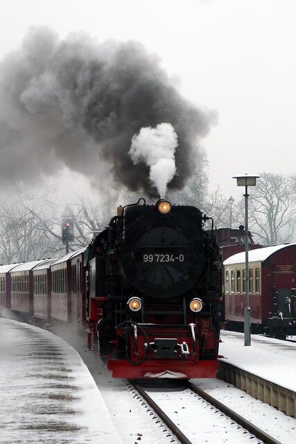 Einfahrt der Harzerschmalspurbahn im Bahnhof Wernigerode Westerntor