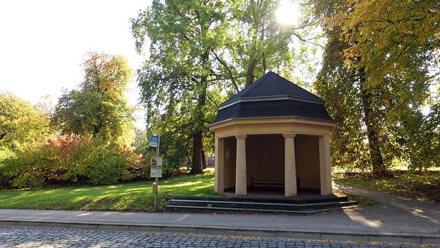 Bushaltestelle am Schleifmühlenweg, der durch den Schlossgarten führt. Foto: Helmut Kuzina