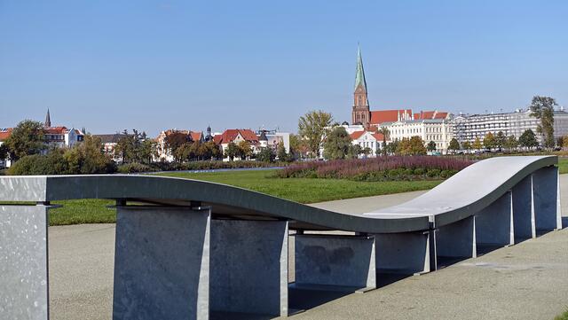 Geschwungene Formen der Bänke bilden einen Gegensatz zu dem wie mit dem Lineal gezogen Hauptweg, im Hintergrund die Altstadt mit dem Dom. Foto: Helmut Kuzina