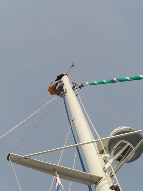 Ein Crewmitglied muss beim Wechsel der Fallen im Mast - Topp arbeiten | Foto: St. Schäfer