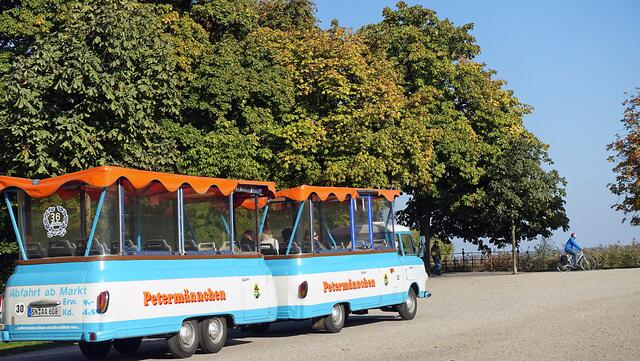 Mit dem Petermännchenbus durch den Schlossgarten:  Die Laubfärbung ist schon deutlich zu erkennen. Foto: Helmut Kuzina